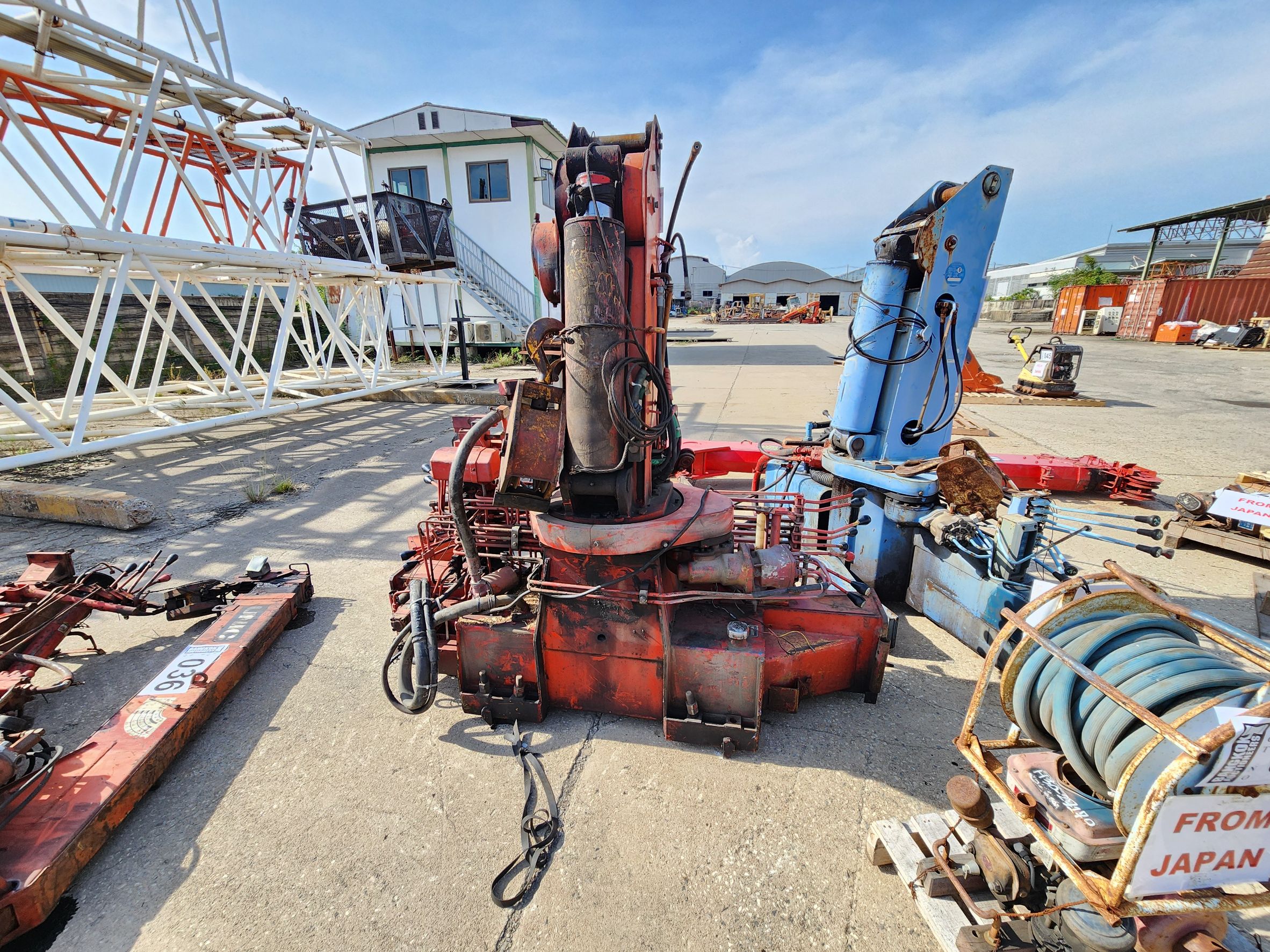 TELESCOPIC TRUCK-MOUNTED CRAN 5 TONS (FROM JAPAN)