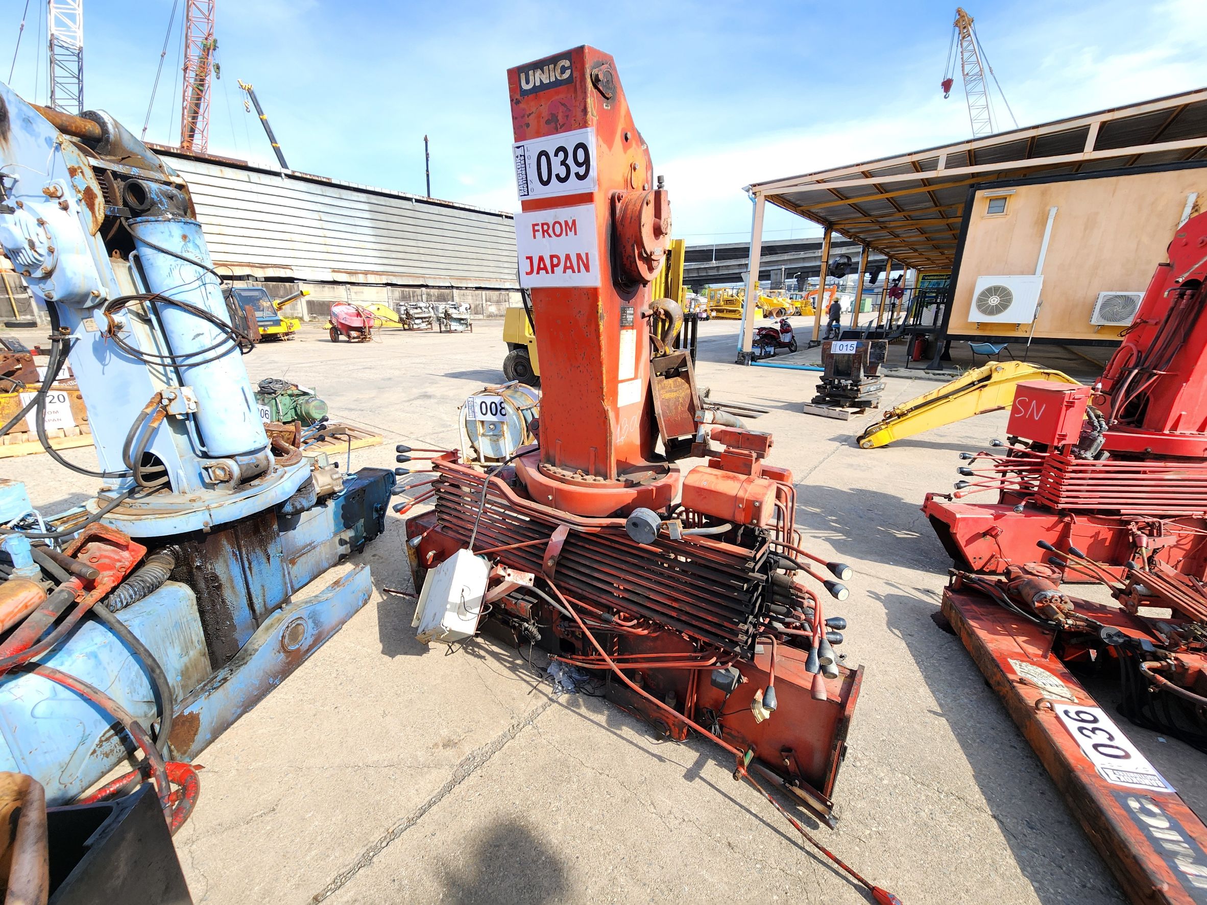 TELESCOPIC TRUCK-MOUNTED CRAN 5 TONS (FROM JAPAN)