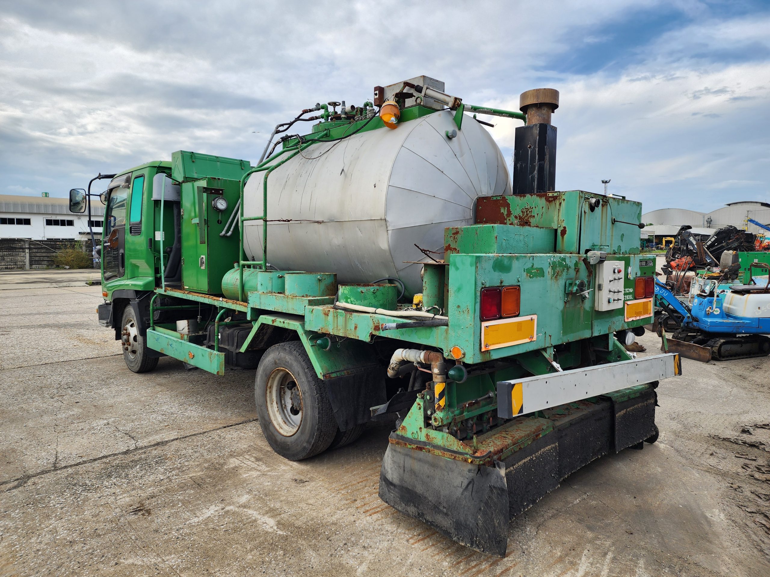 TRUCK WITH ASPHALT TANK FRR-FRR3SD3-7000846